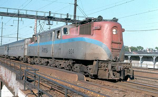 usr_m_amtrak_gg1_924_northrahwaynjwb_randykotuby_220.jpg