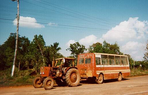 cocu_m_cuba_hershey_feeder_tractor+bus_20000300_bv_hersh22.jpg